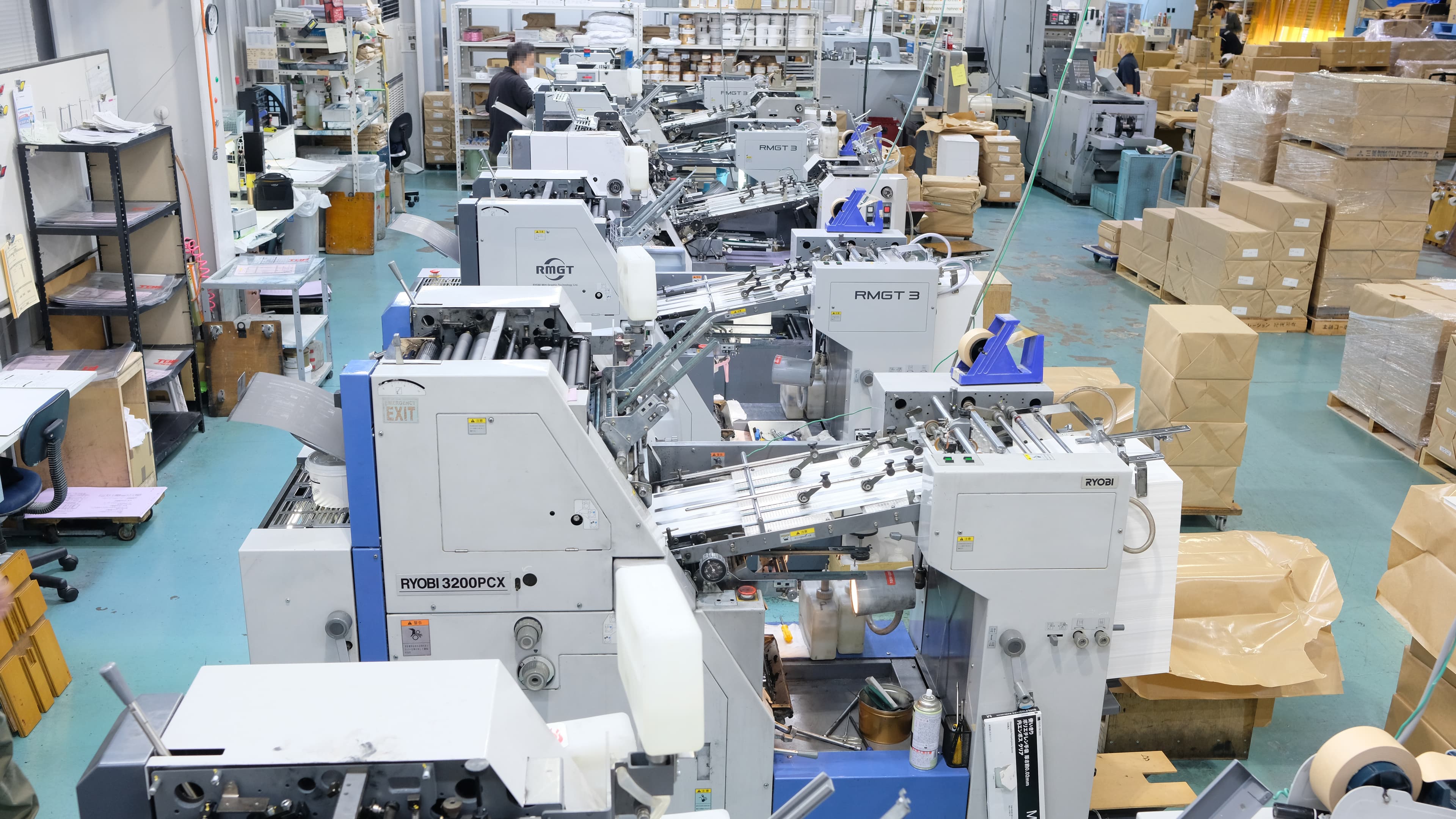 オフセット印刷工場内に並ぶ印刷機
