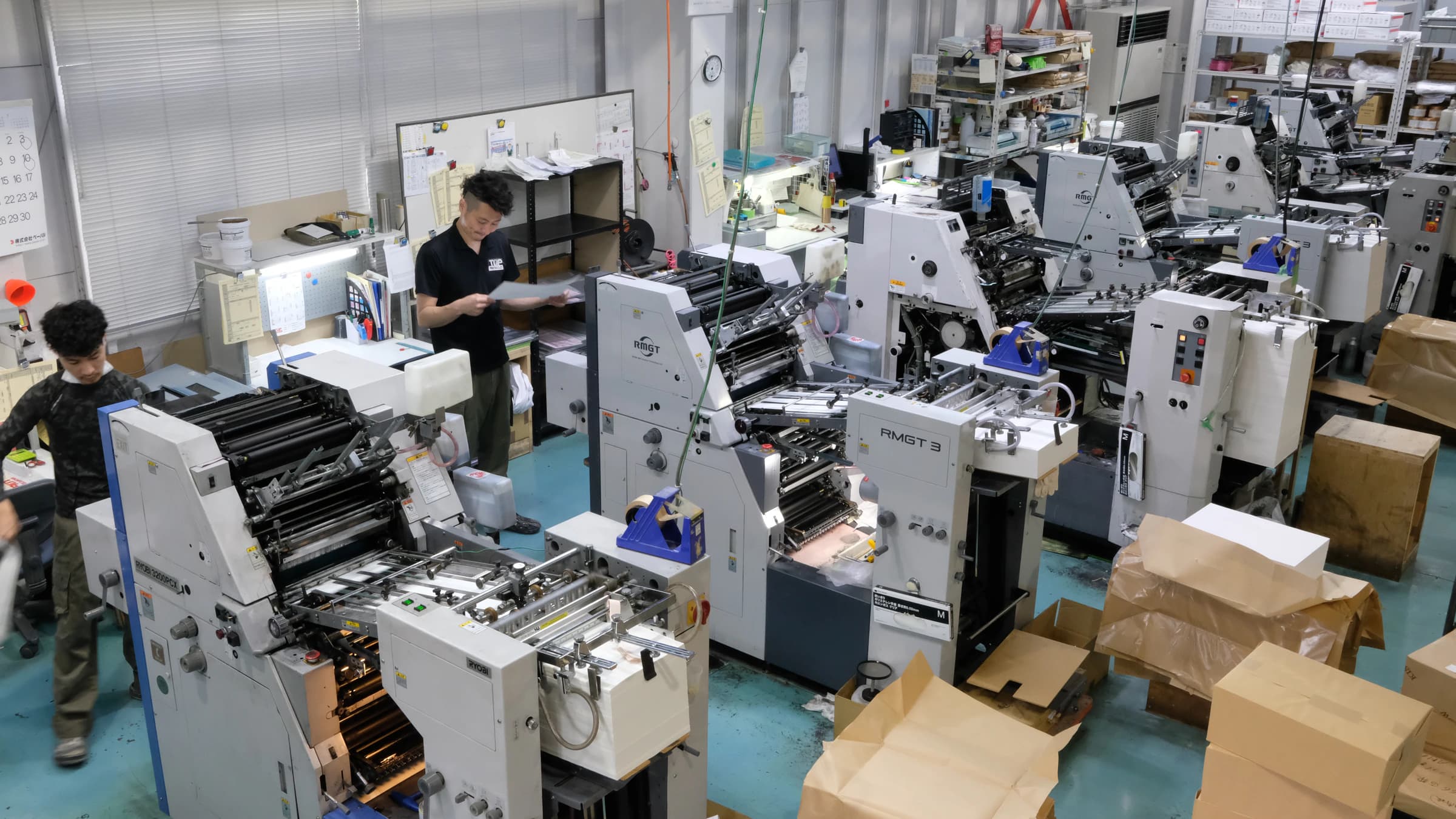 自社工場に並ぶオフセット印刷機