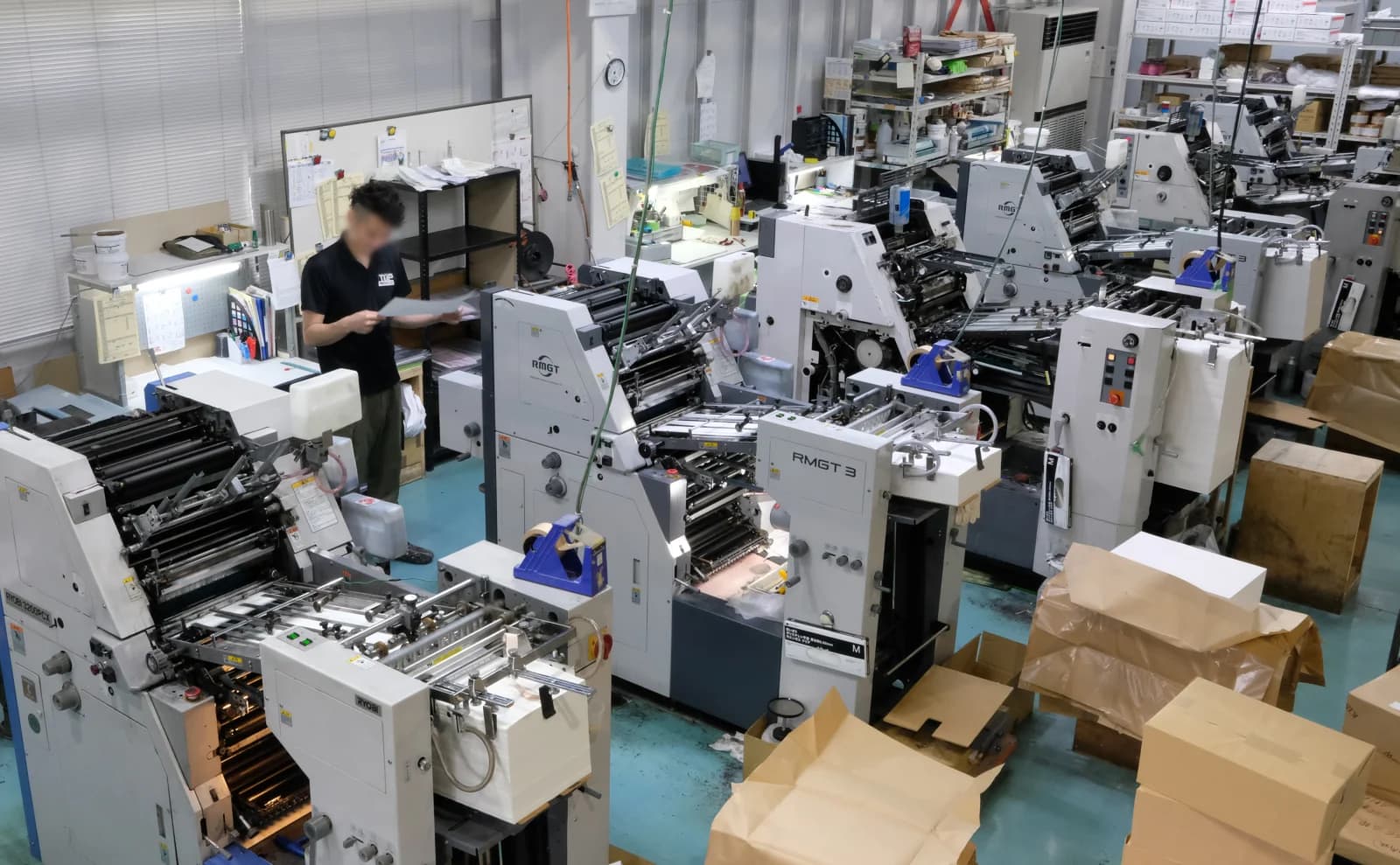 自社工場に並ぶオフセット印刷機